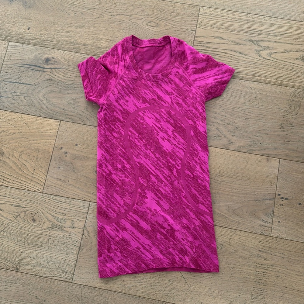 Magenta with design swiftly top lululemon size 2